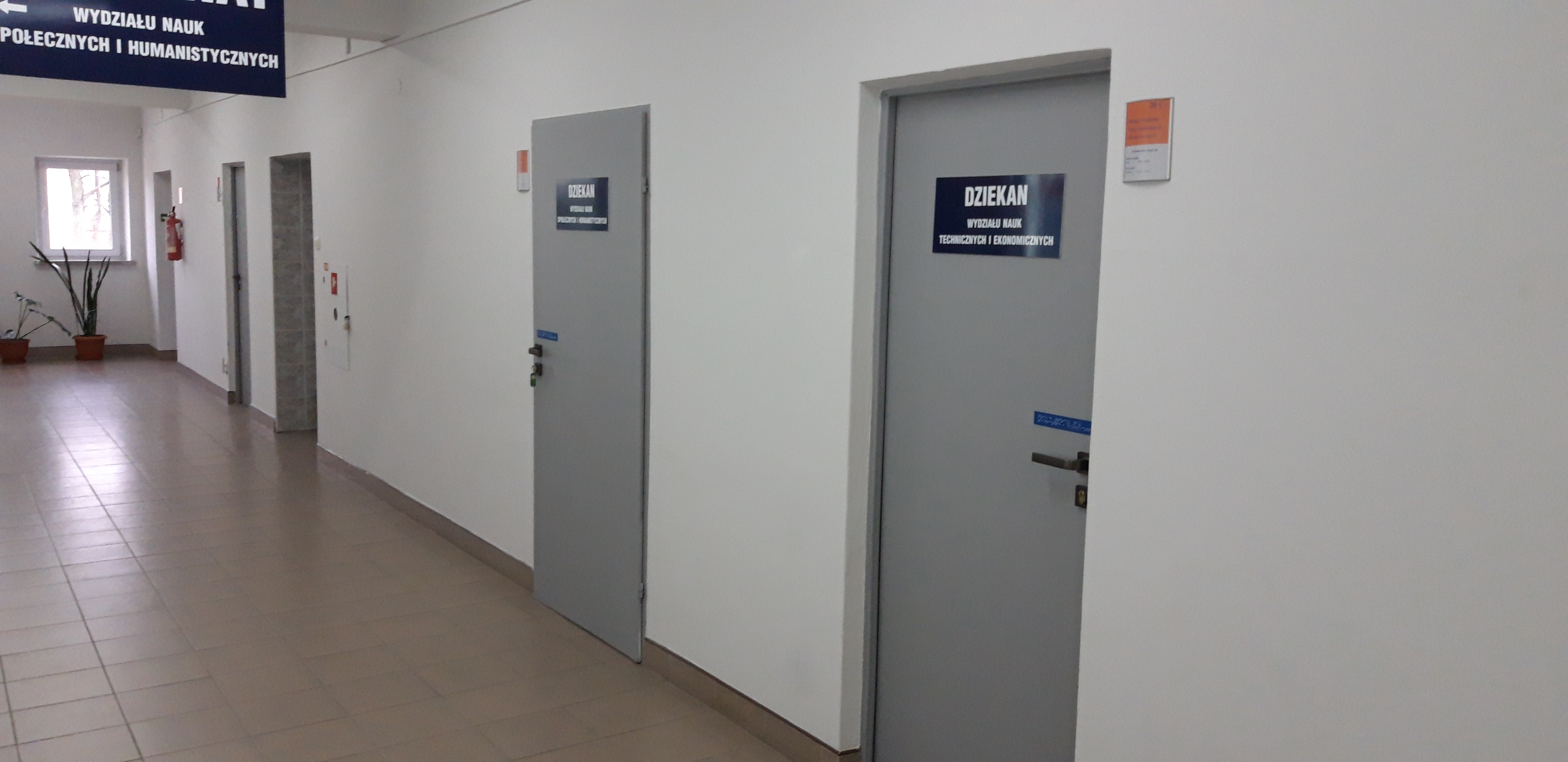 Tabliczki brajlowskie na drzwiach - Państwowa Uczelnia Zawodowa w Tarnobrzegu