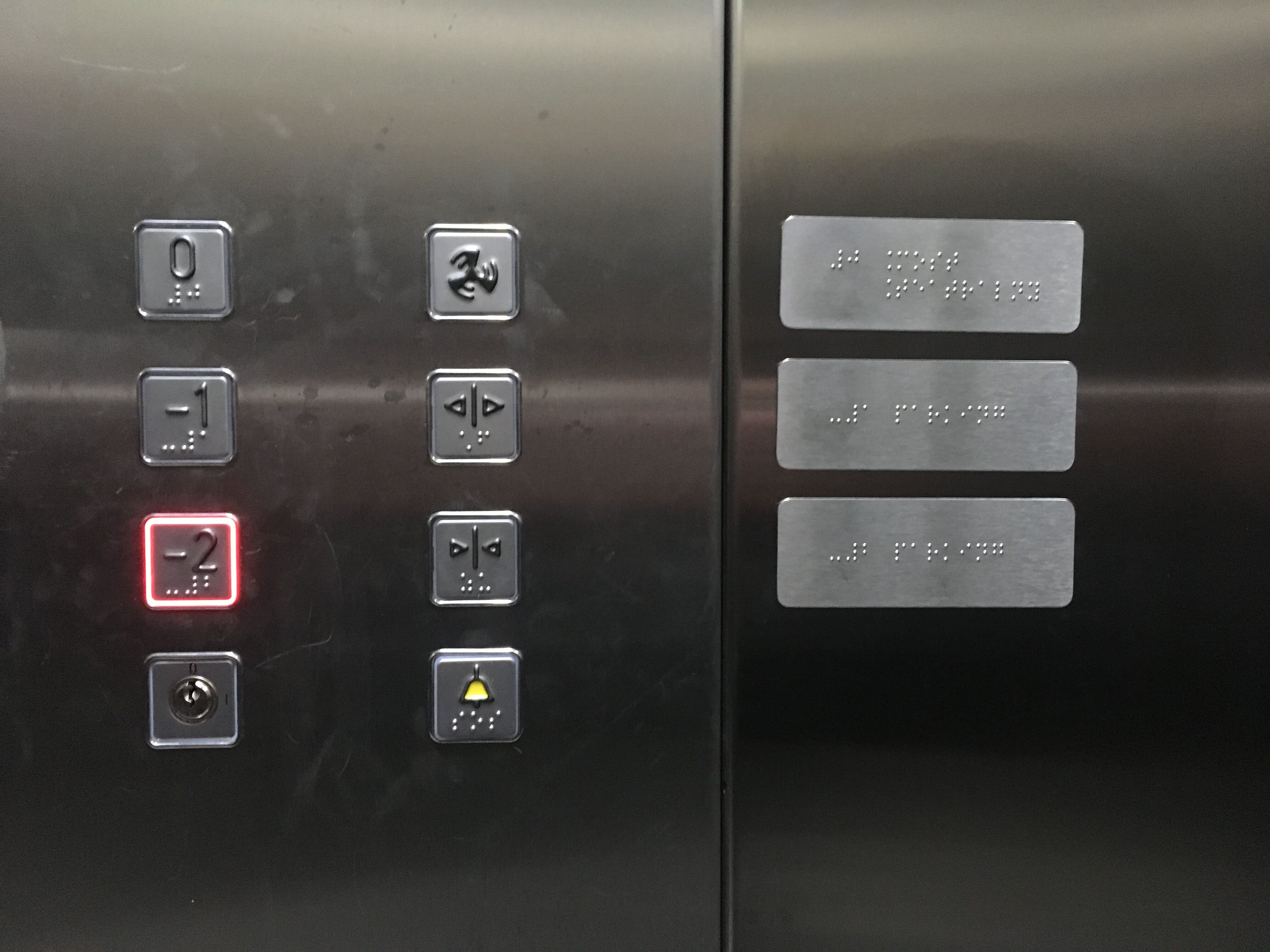 Rondo Kaponiera - przyciski i tabliczki w windzie
