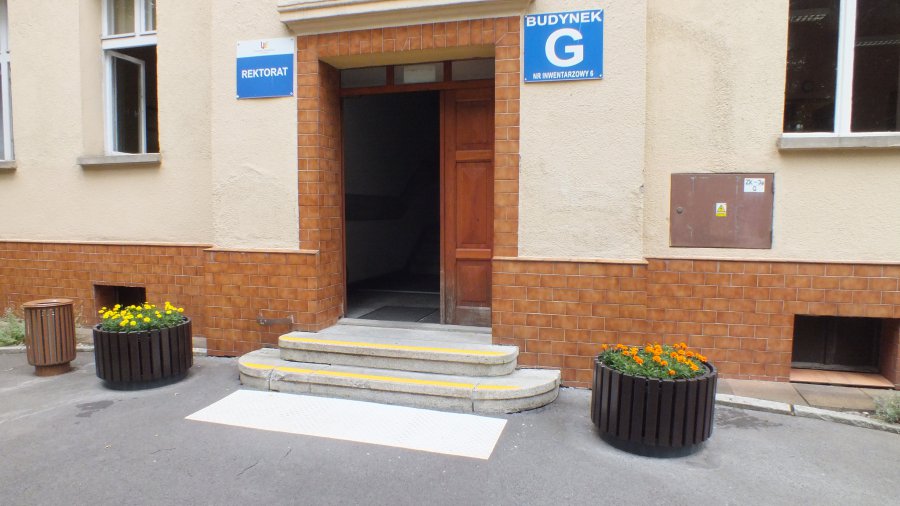 Uniwersytet Ekonomiczny we Wrocławiu - wejście do jednego z budynków