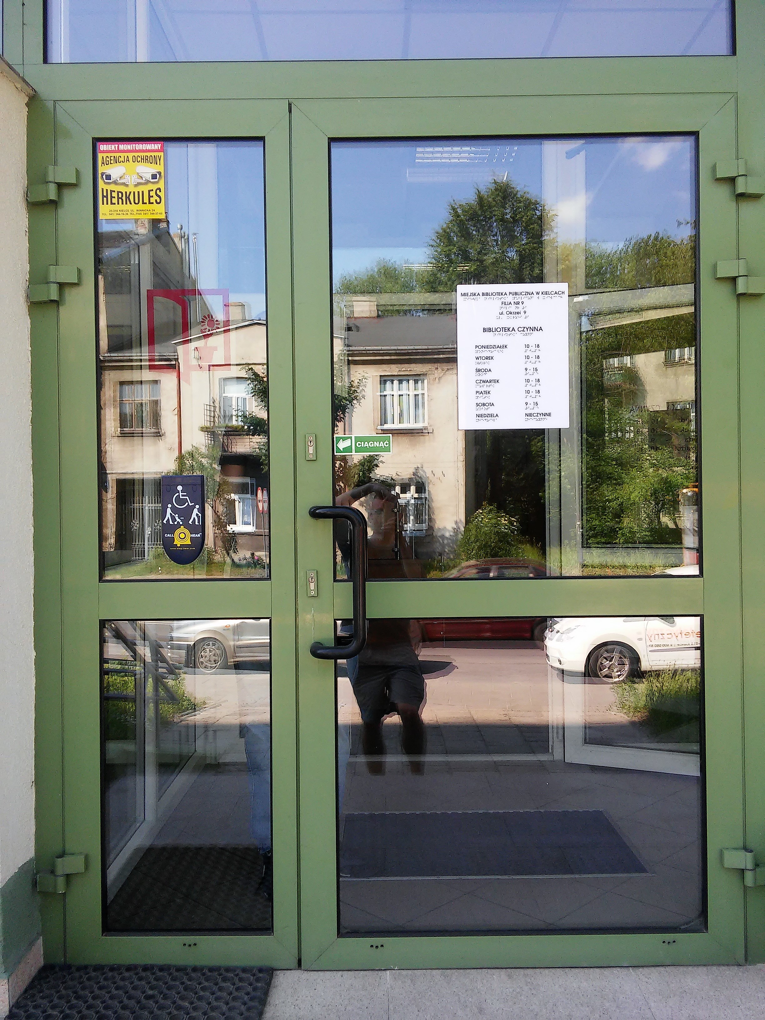 Wejście do Miejskiej Biblioteki w Kielcach